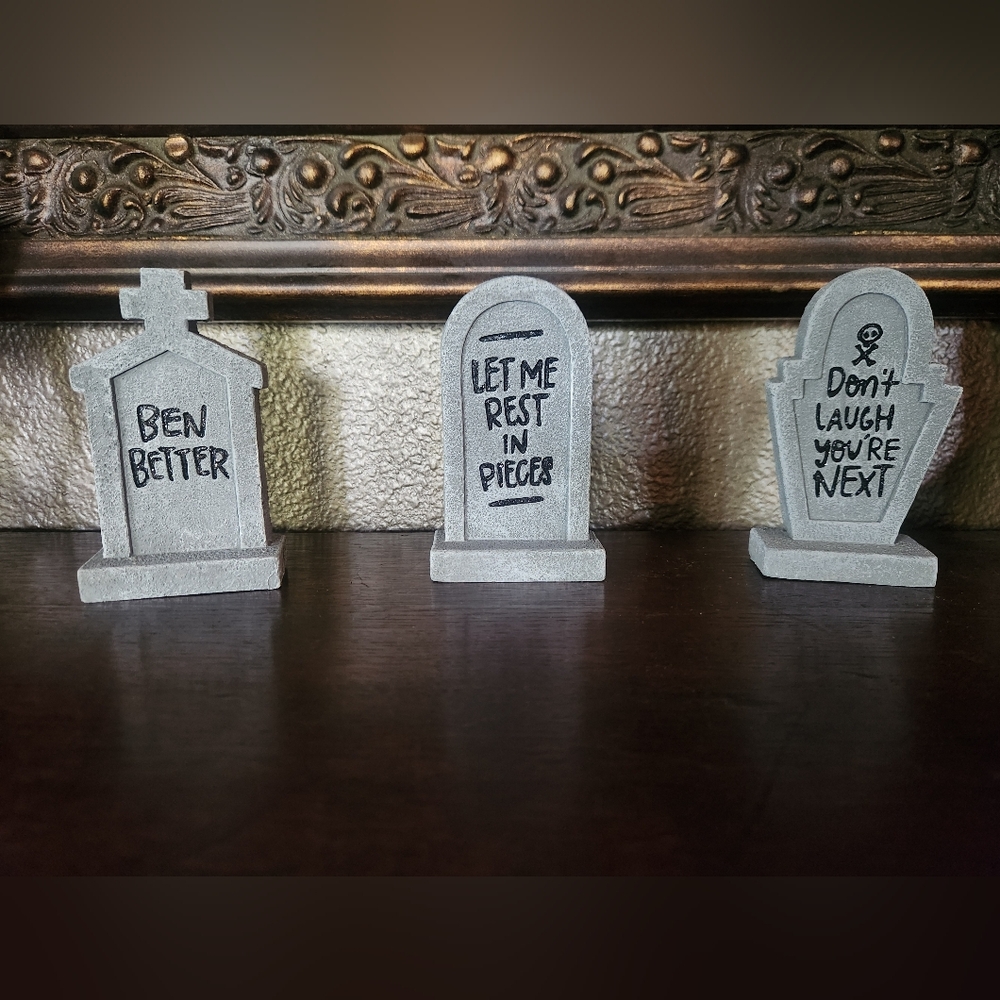 3x Tombstone Figurines